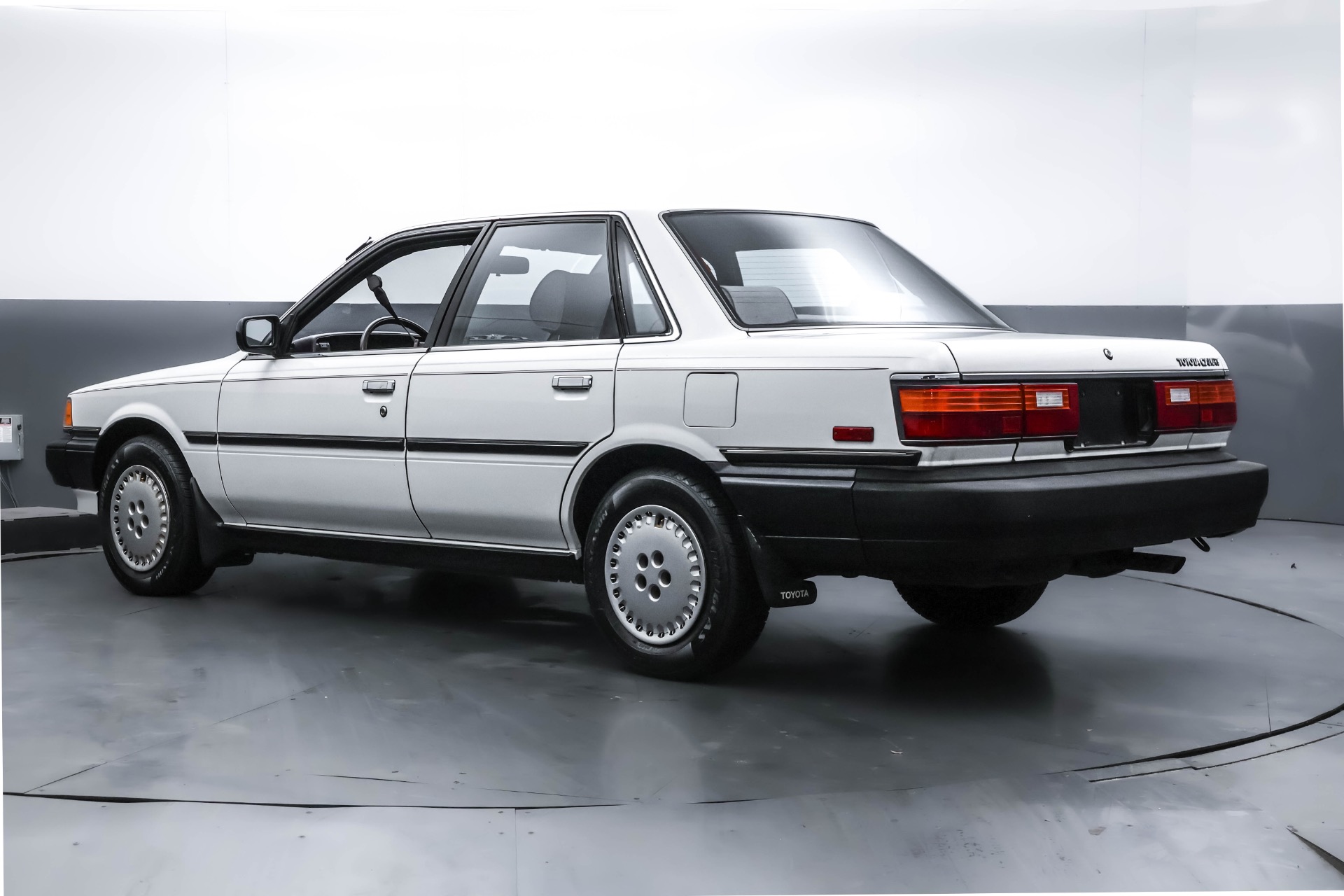 1987 Toyota Camry DX photo 21