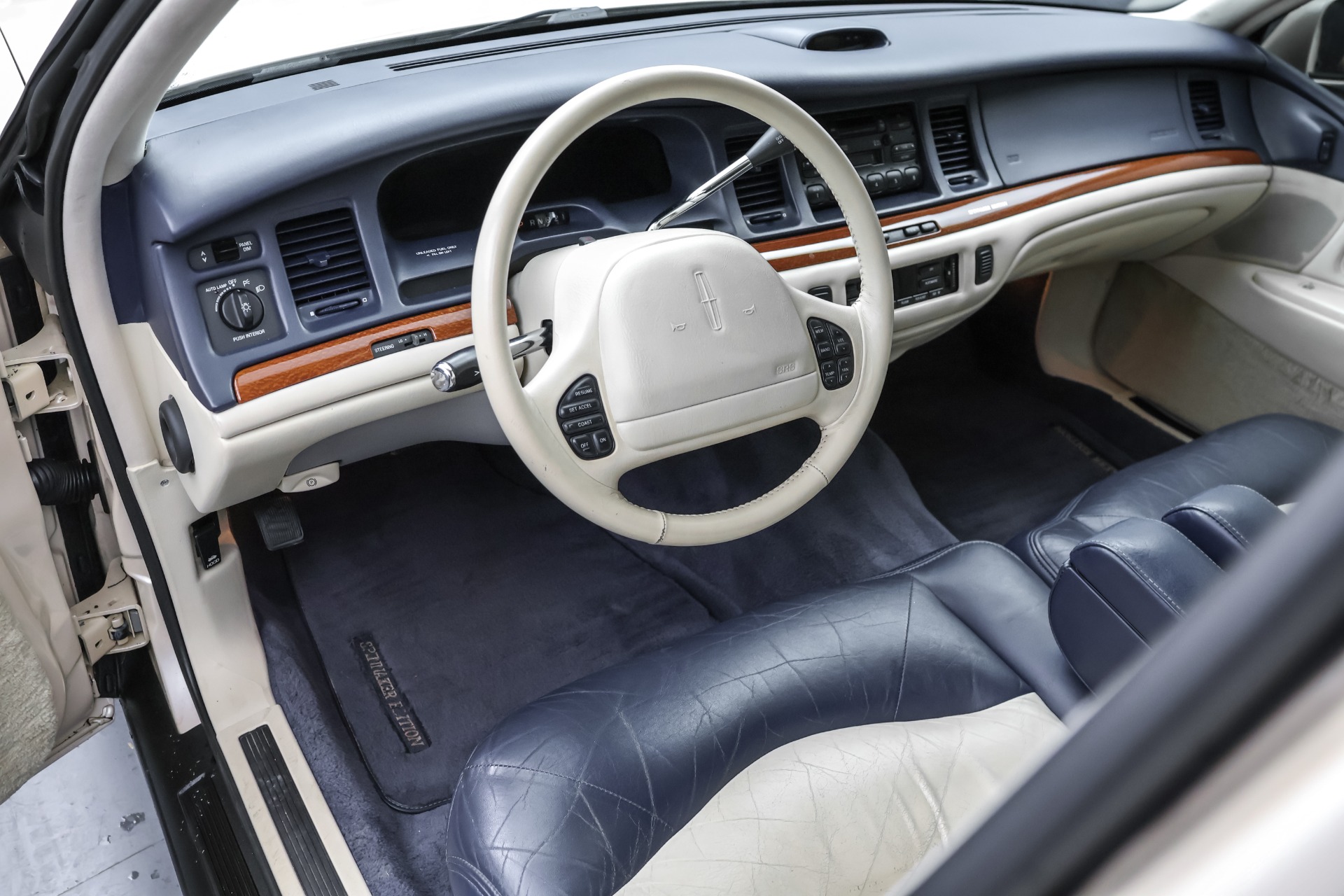 Used 1995 Lincoln Town Car Signature For Sale (Sold) | Private