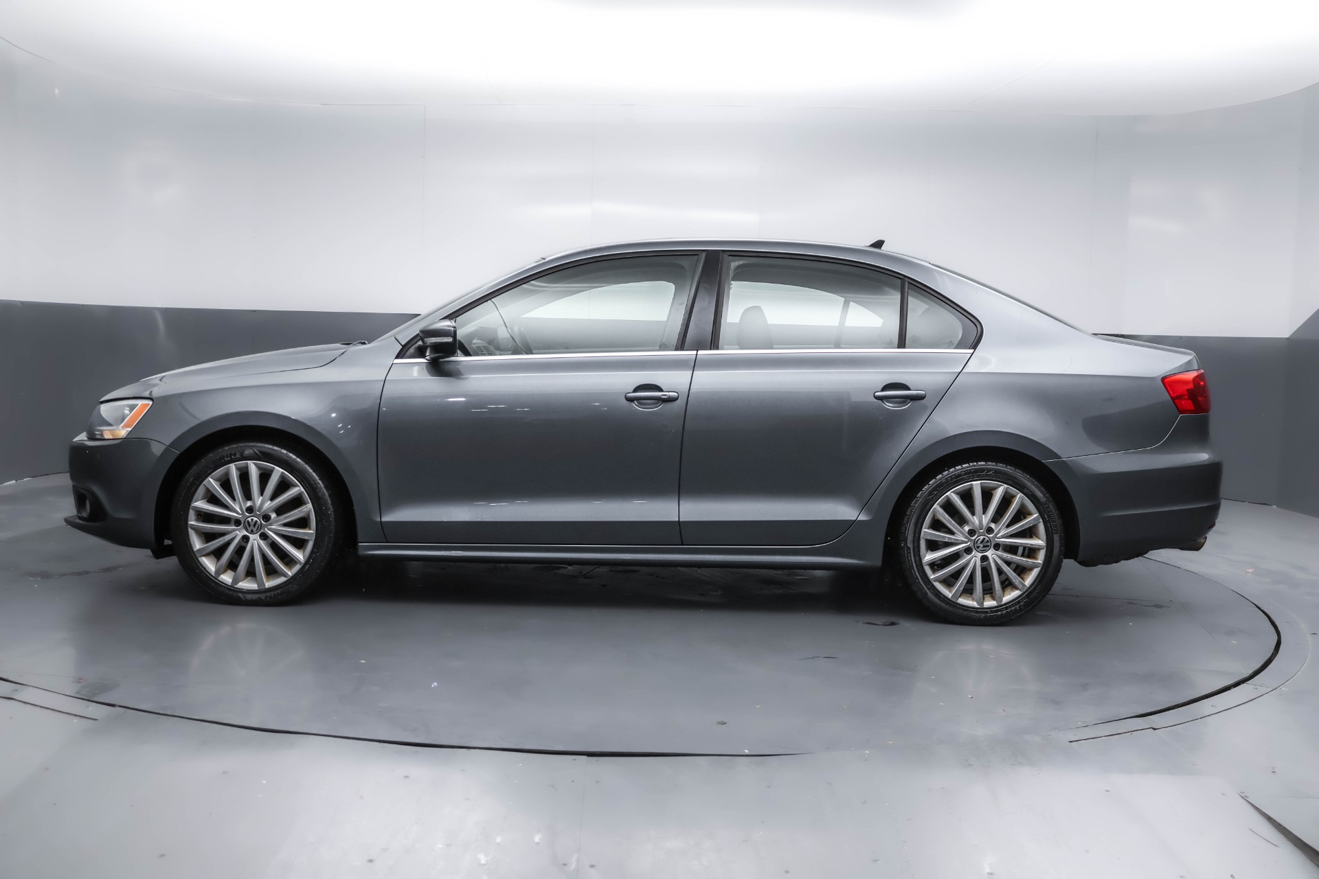 2014 Volkswagen Jetta SEL TDI photo 2